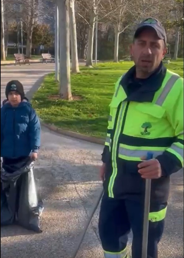 Küçük oğluyla birlikte çalışan temizlik işçisi duygulandırdı