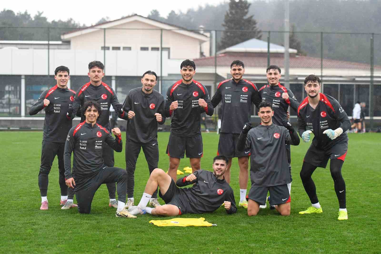 Ümit Milli Futbol Takım, hazırlıklarını yağmur altında sürdürdü