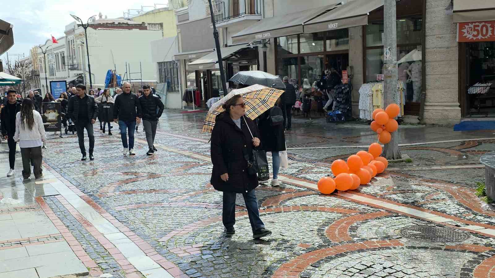 Edirne’de yağmura rağmen alışveriş yoğunluğu