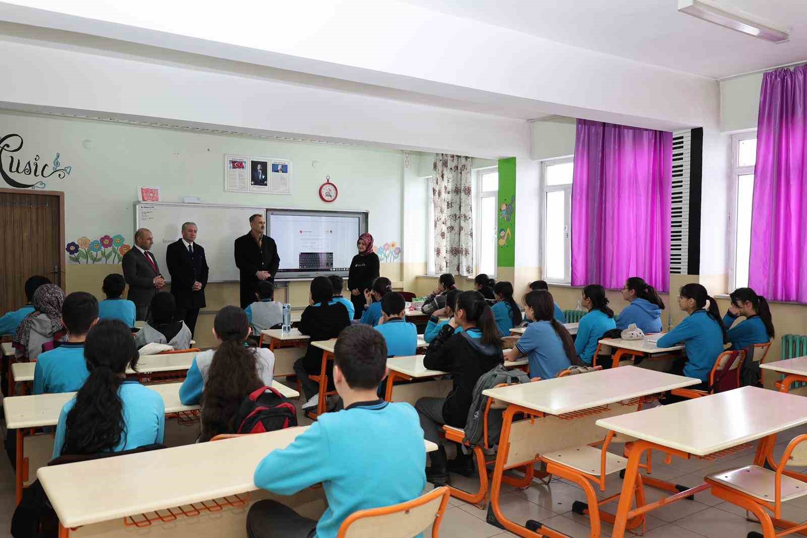 Ağrı Valisi Bozkurt, okullarda incelemelerde bulundu
