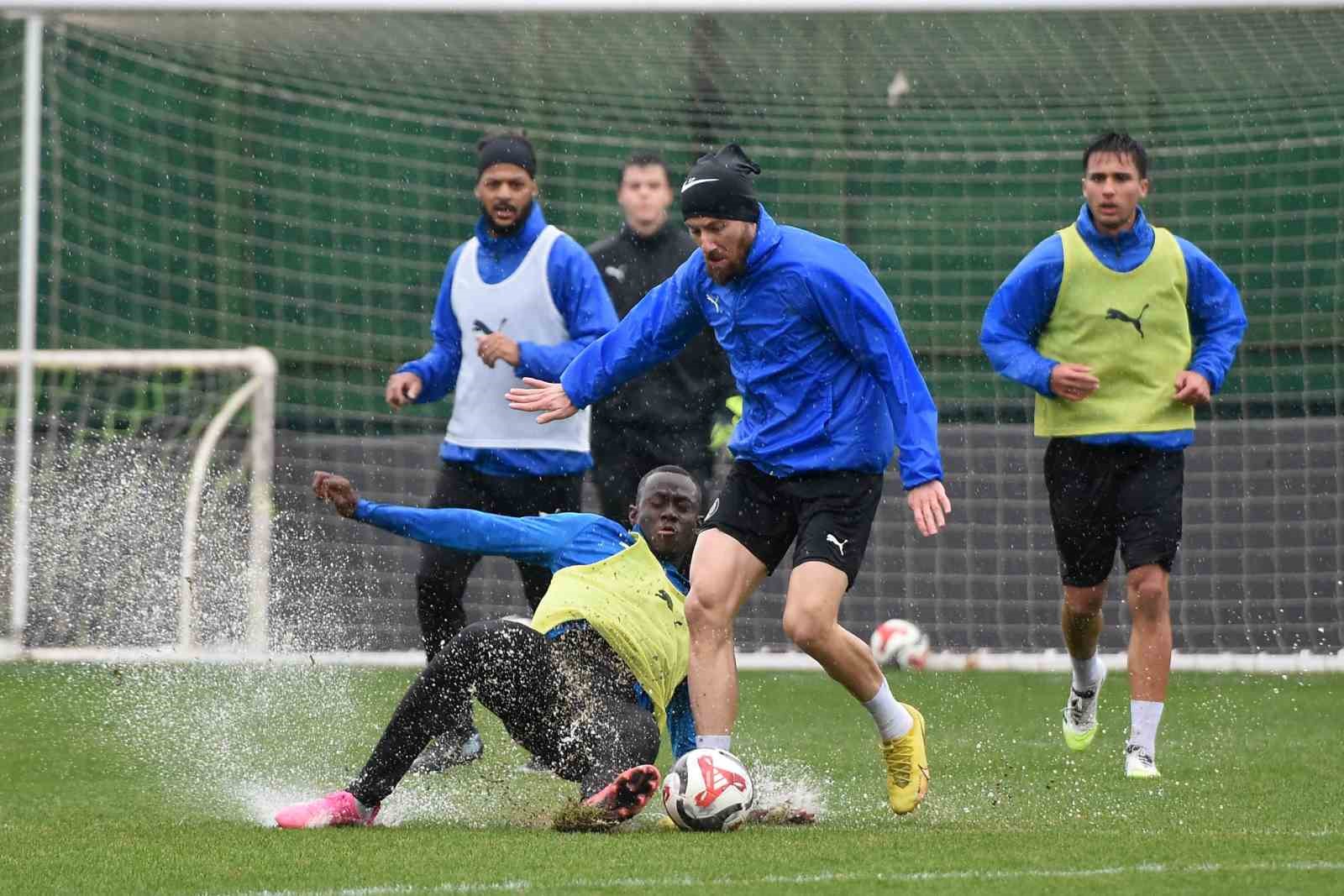 Manisa FK’da Adana Demirspor mesaisi sürüyor