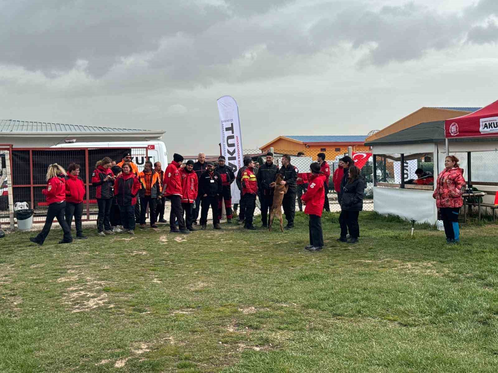 Uluslararası d&uuml;zeyde alan ve enkaz arama k&ouml;pekleri sınavı Afyonkarahisar&rsquo;da başladı
