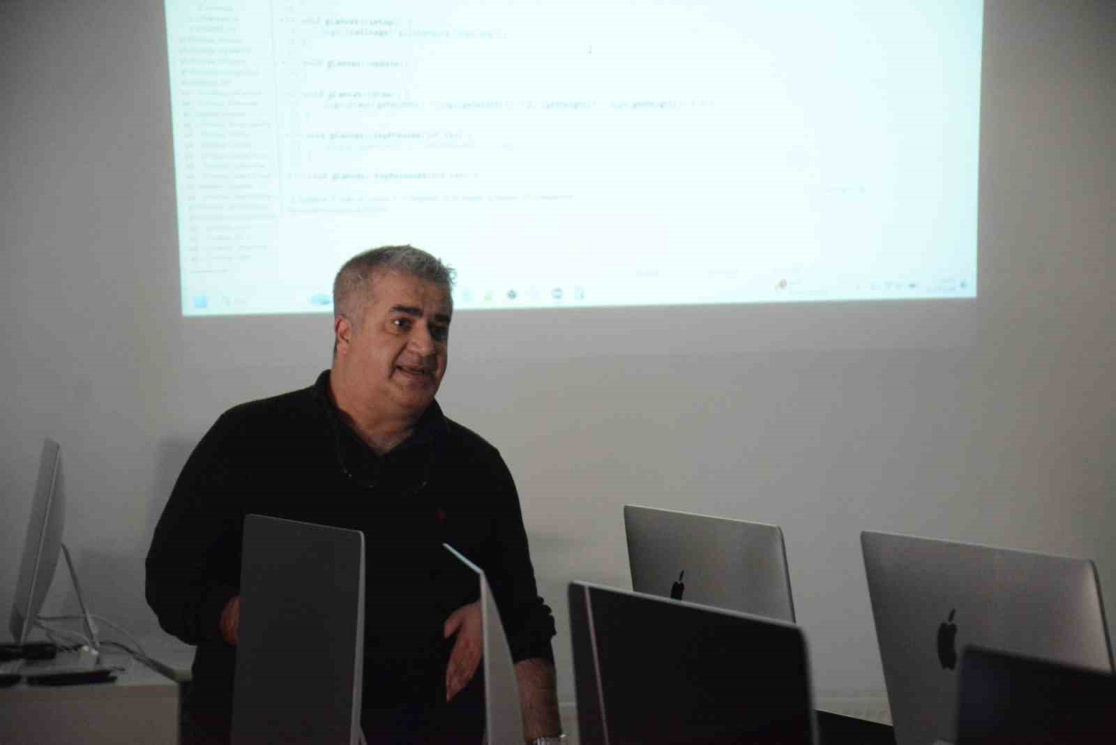 Oyun D&uuml;nyasının mutfağından akademik bakış: Noyan Culum gen&ccedil;lerle buluştu
