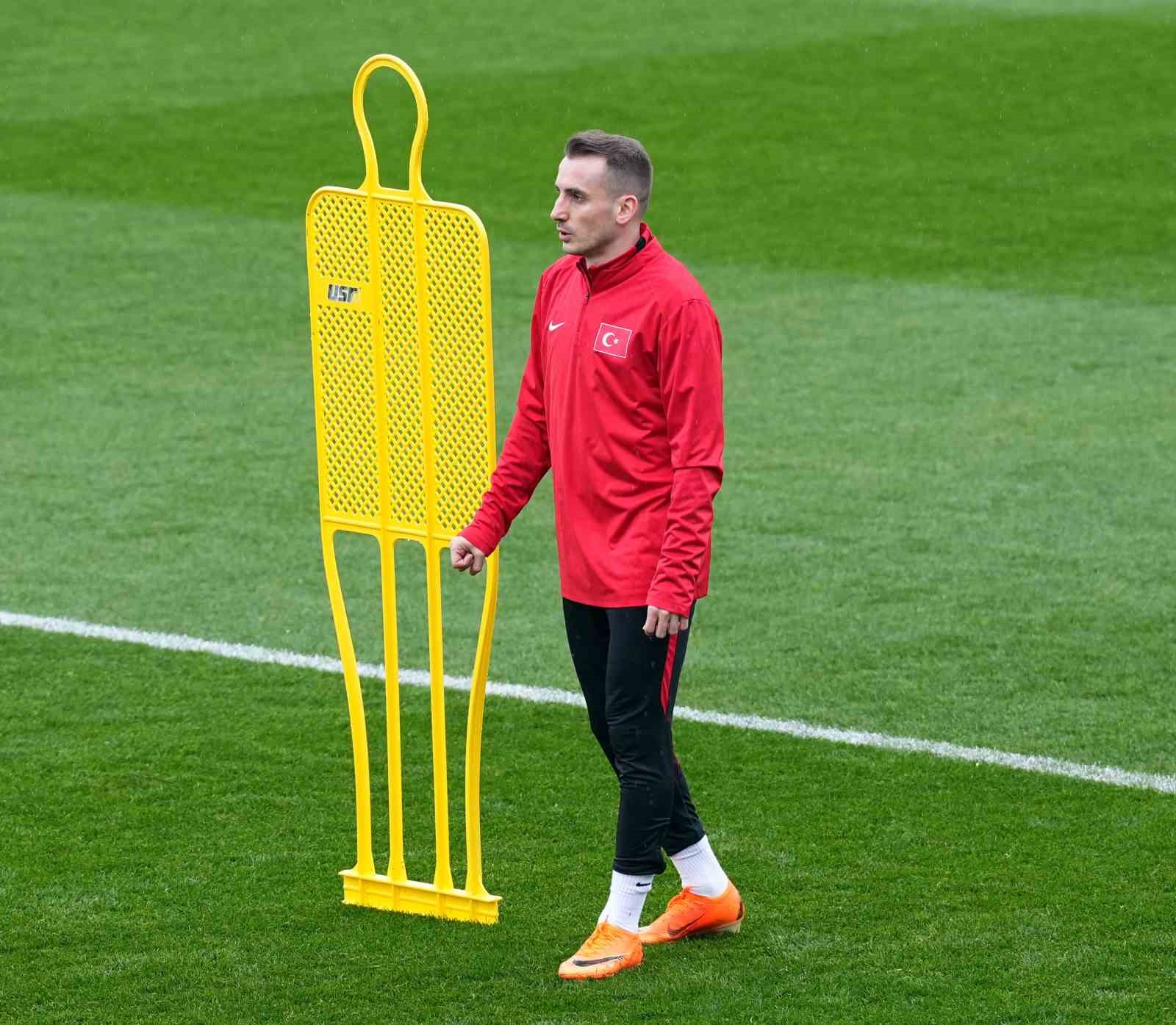 A Milli Futbol Takımı, yağmur altında &ccedil;alıştı
