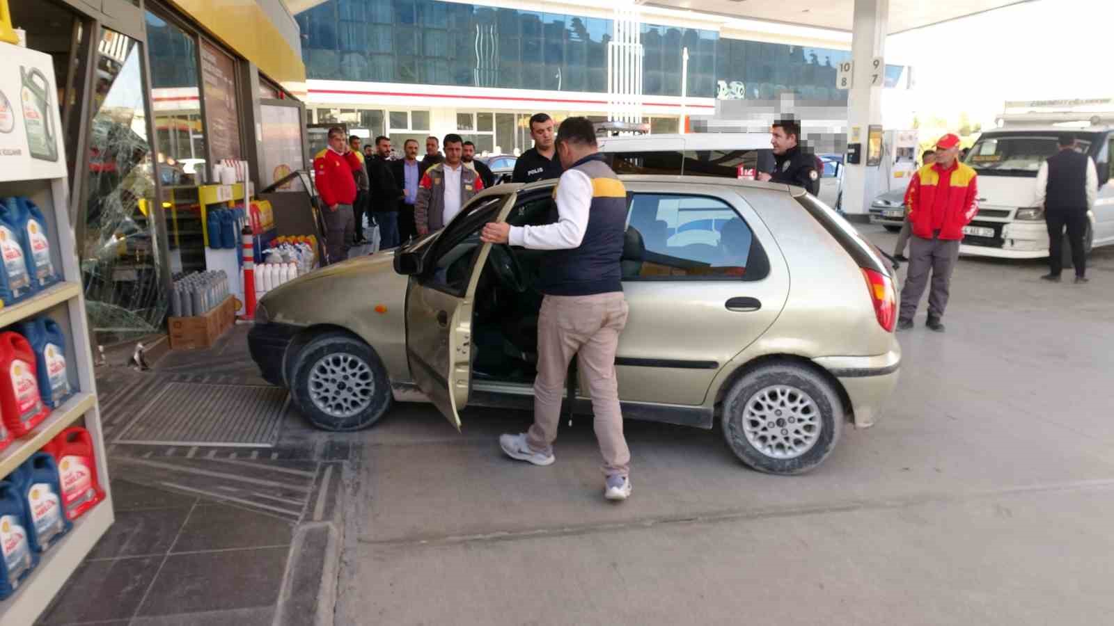 Kasiyerle tartışan sürücü aracıyla istasyona daldı