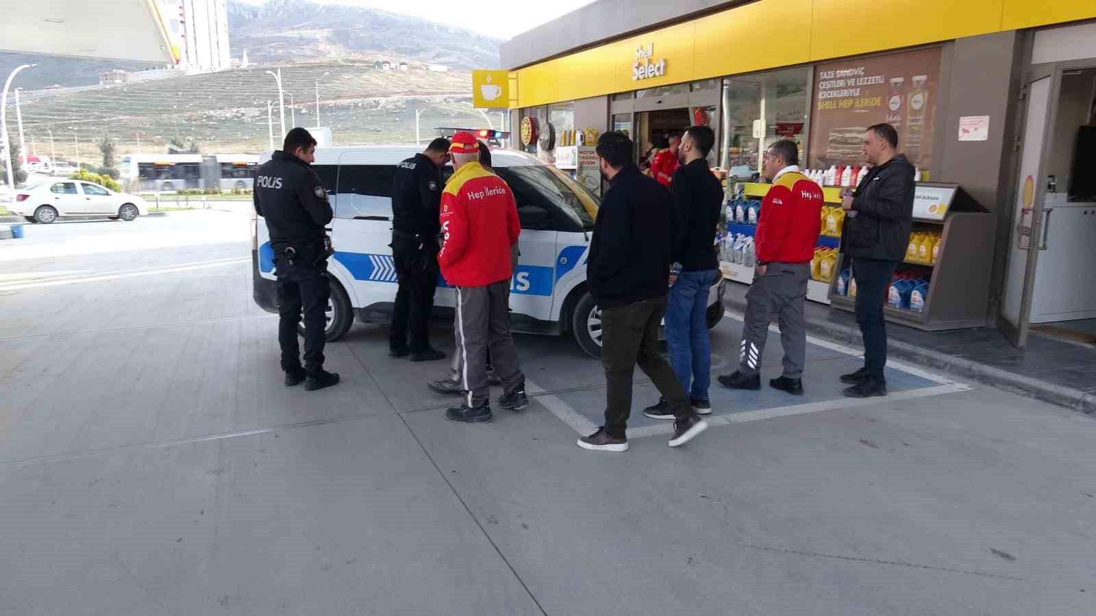 Kasiyerle tartışan s&uuml;r&uuml;c&uuml; aracıyla istasyona daldı
