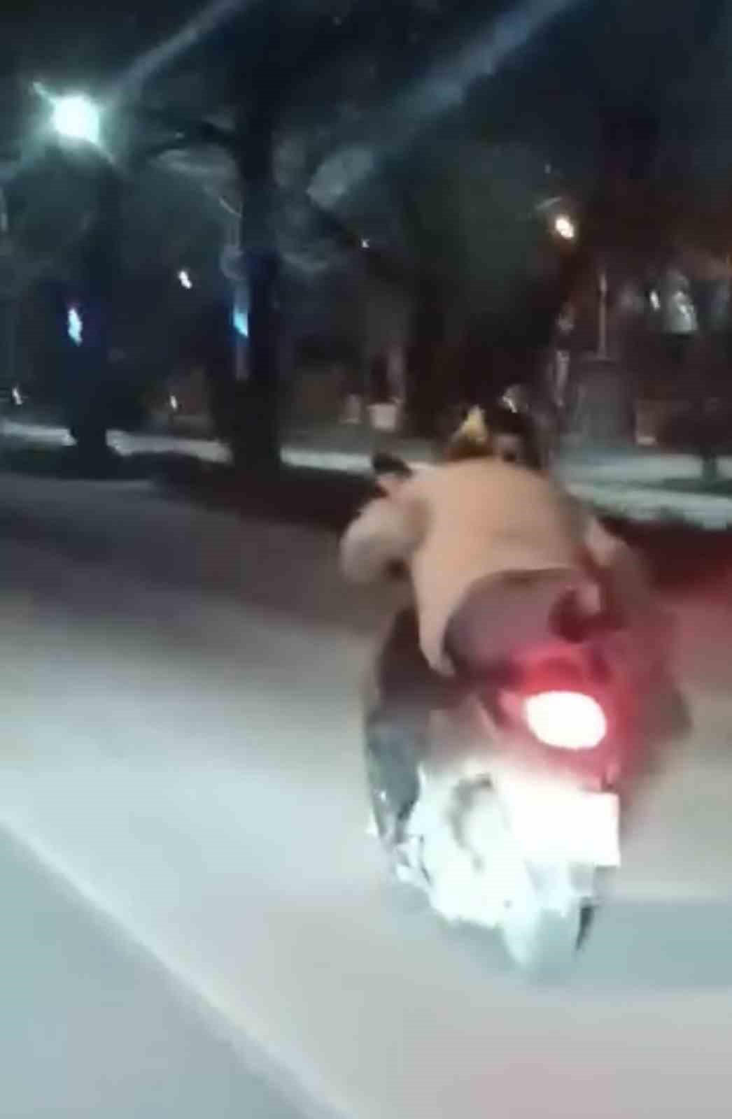 Motosiklet sürücüsünün trafikte tehlikeli anları kamerada