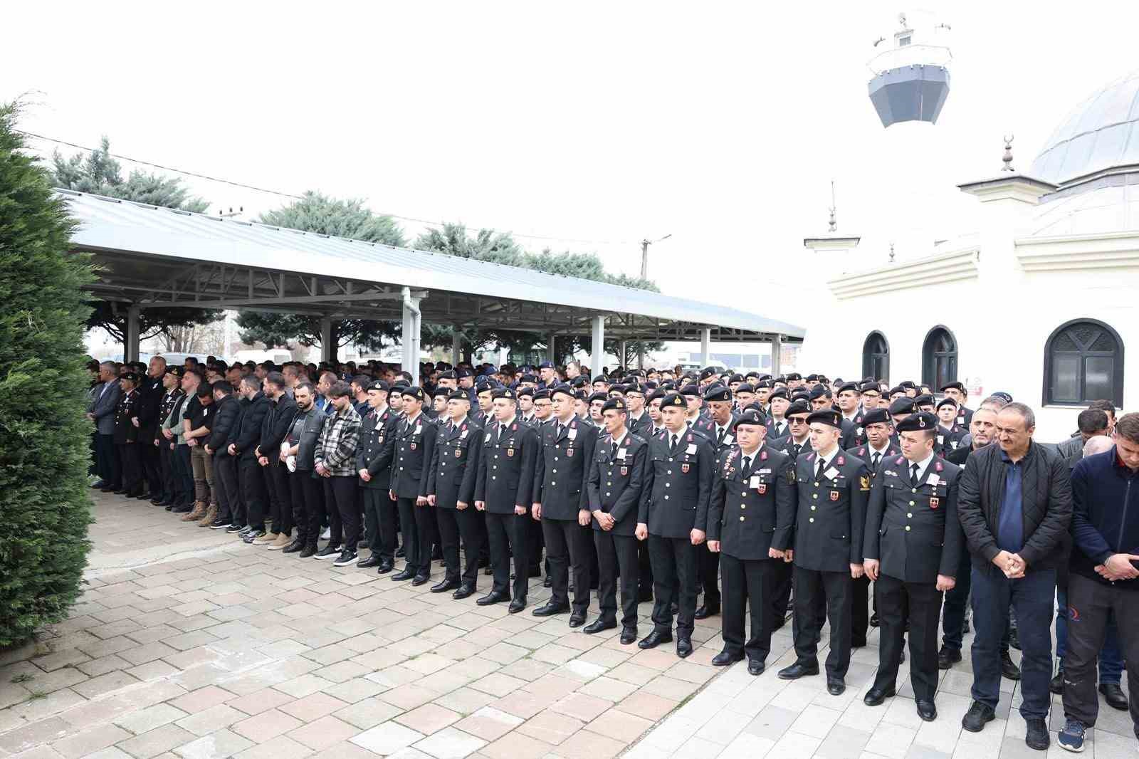 Kalp krizi ge&ccedil;iren uzman &ccedil;avuş toprağa verildi
