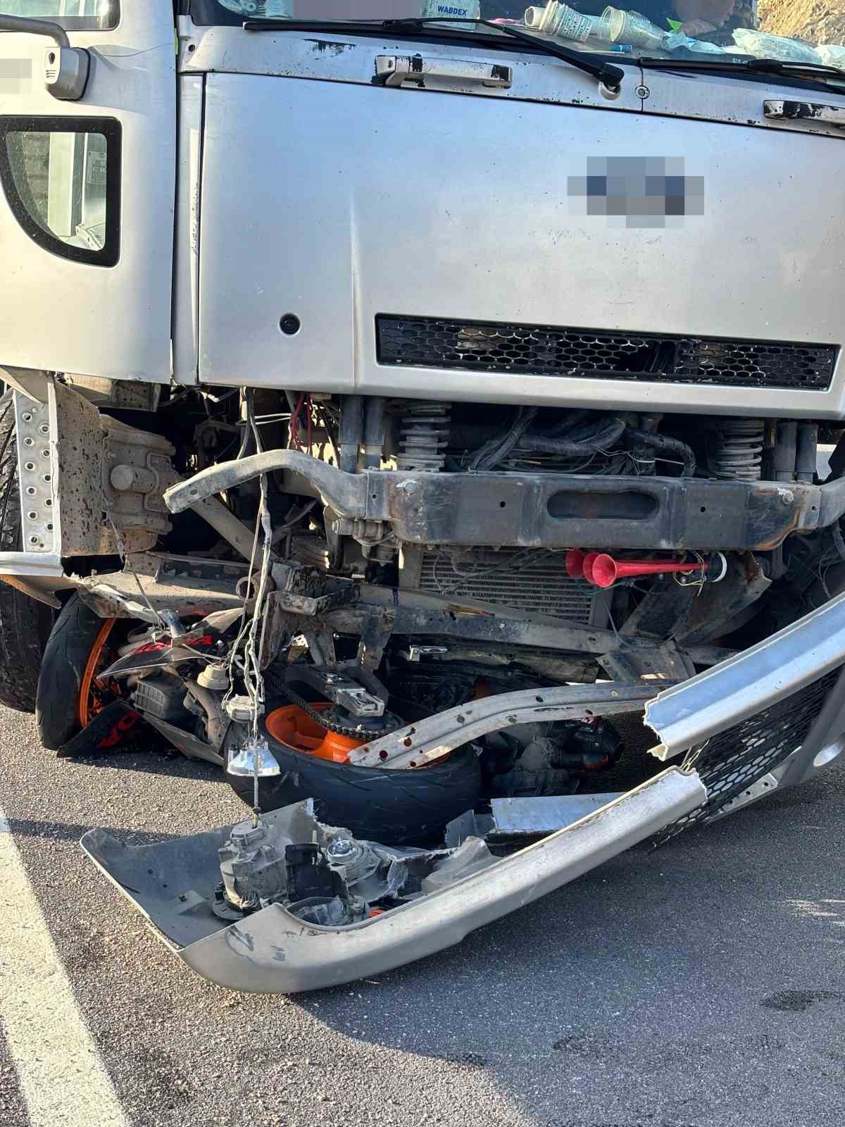 Samsun&rsquo;da virajı alamayan motosiklet kamyonla &ccedil;arpıştı: 1 &ouml;l&uuml;
