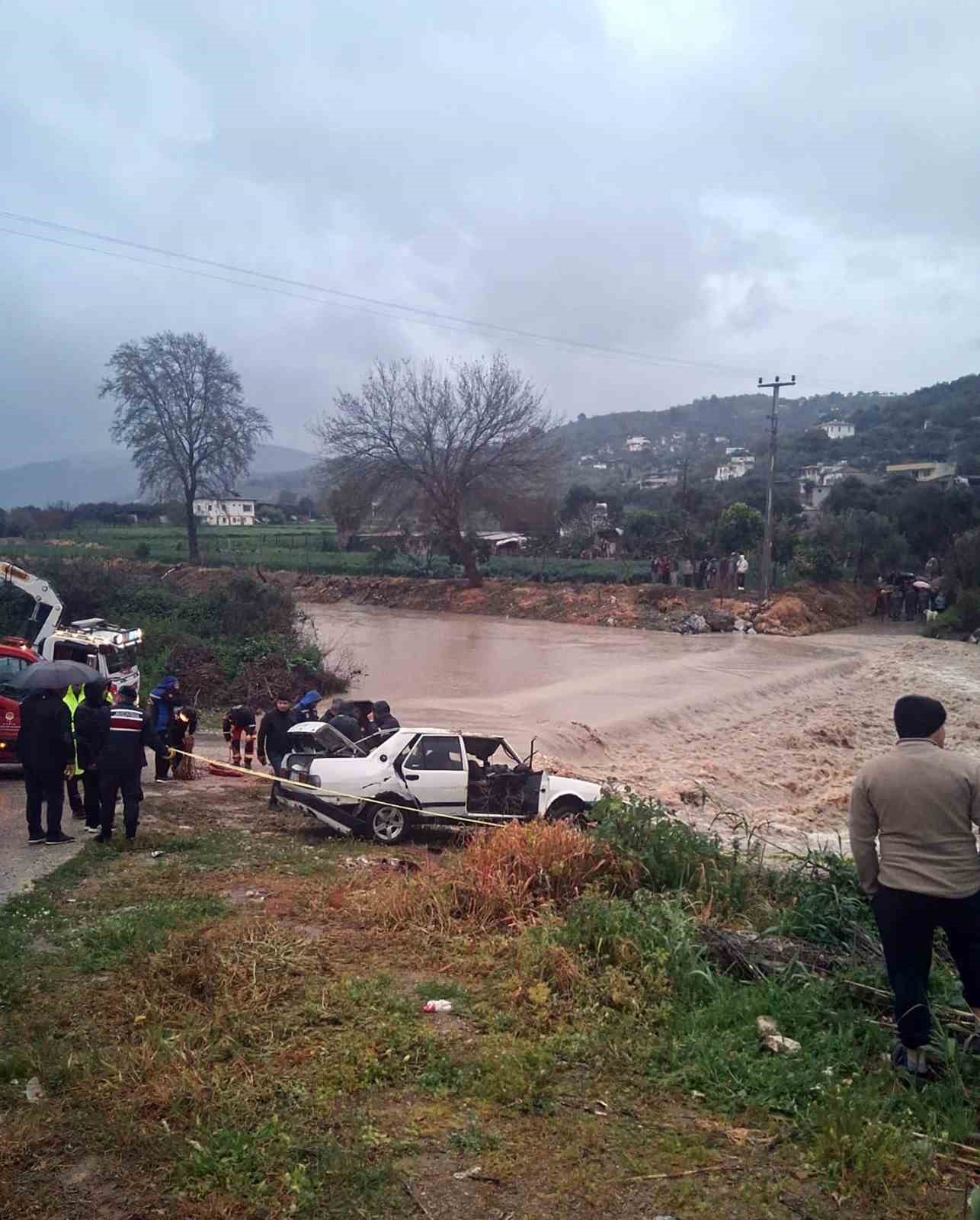 Milas&rsquo;ta akarsuya d&uuml;şen ara&ccedil;ta bir kişi &ouml;ld&uuml;
