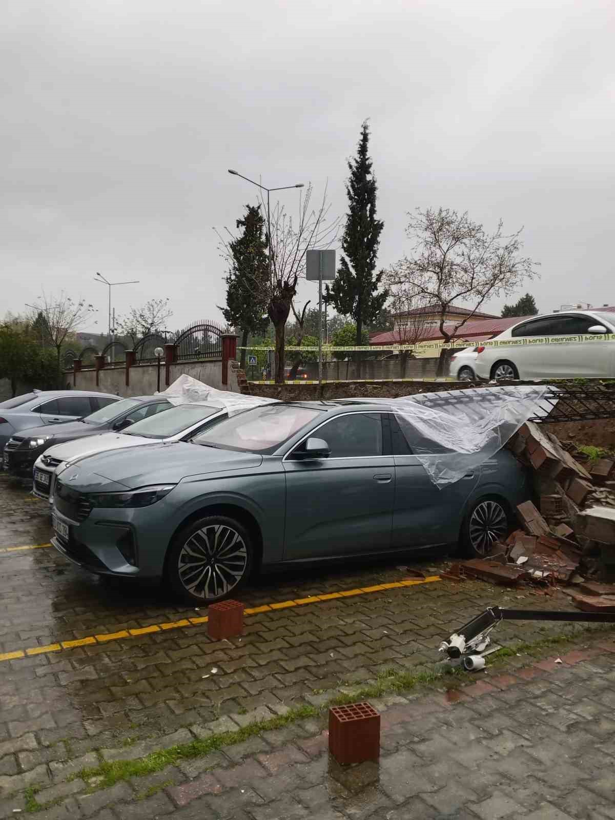Aşırı yağış istinat duvarını yıktı: 5 ara&ccedil; zarar g&ouml;rd&uuml;
