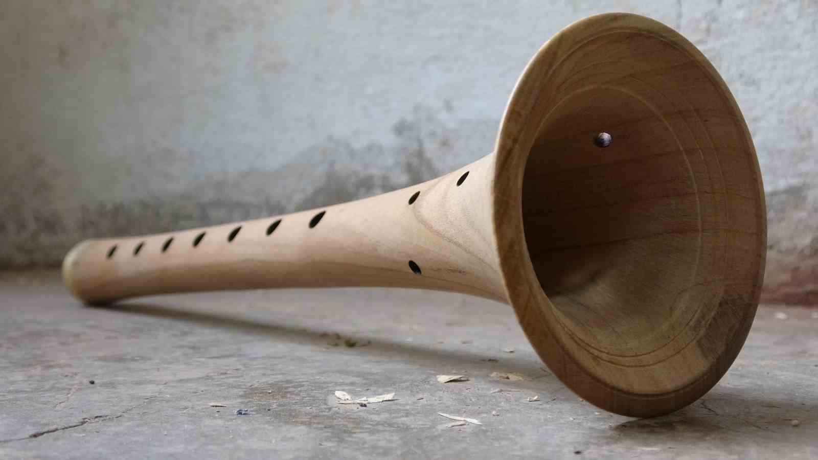 Eğlencelerin simgesi zurnayı 55 yıldır ağa&ccedil;lara şekil vererek &uuml;retiyor
