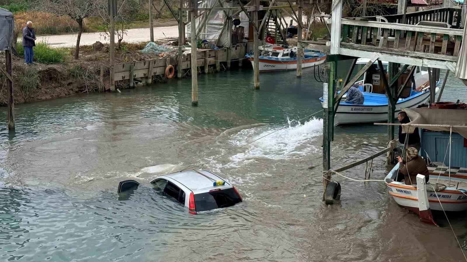Antalya&rsquo;da kontrolden &ccedil;ıkan otomobil ırmağa u&ccedil;tu
