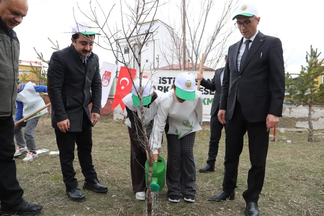 Bayburt’ta öğrenciler Orman Haftası kapsamında fidan dikti