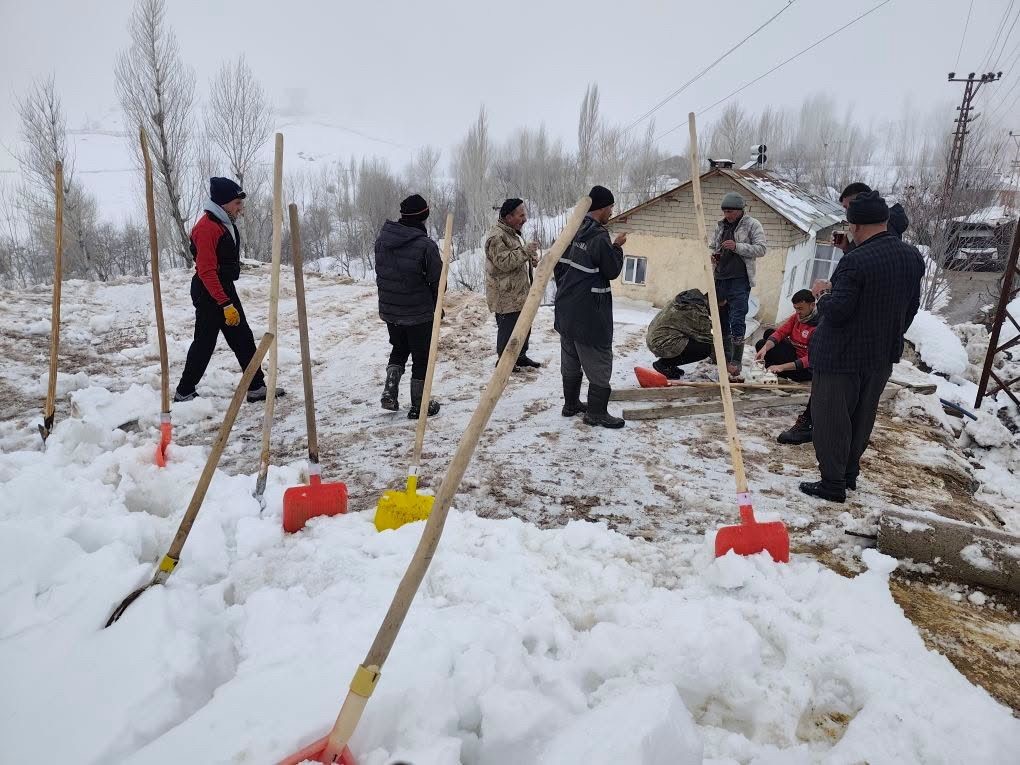 Hakkari Durankaya’da ahır çöktü 5 hayvan telef oldu