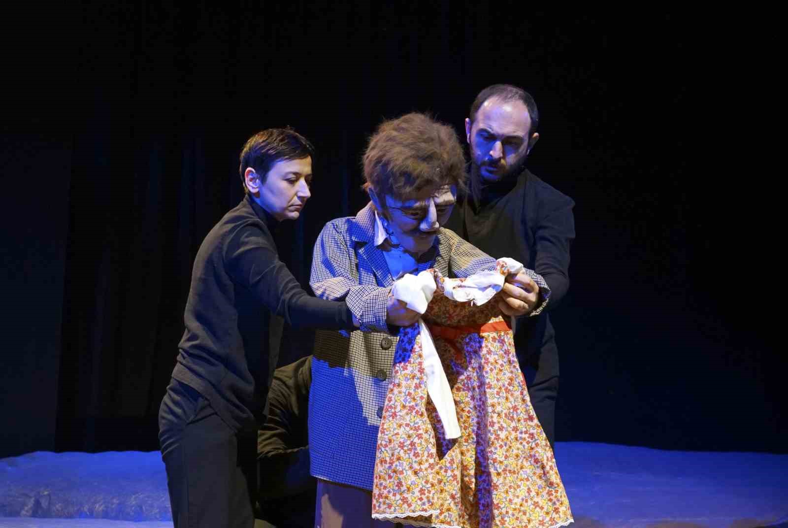 AŞT D&uuml;nya Tiyatro G&uuml;n&uuml;&rsquo;n&uuml; &uuml;&ccedil; ayrı sahnede &uuml;&ccedil; farklı oyunda kutladı
