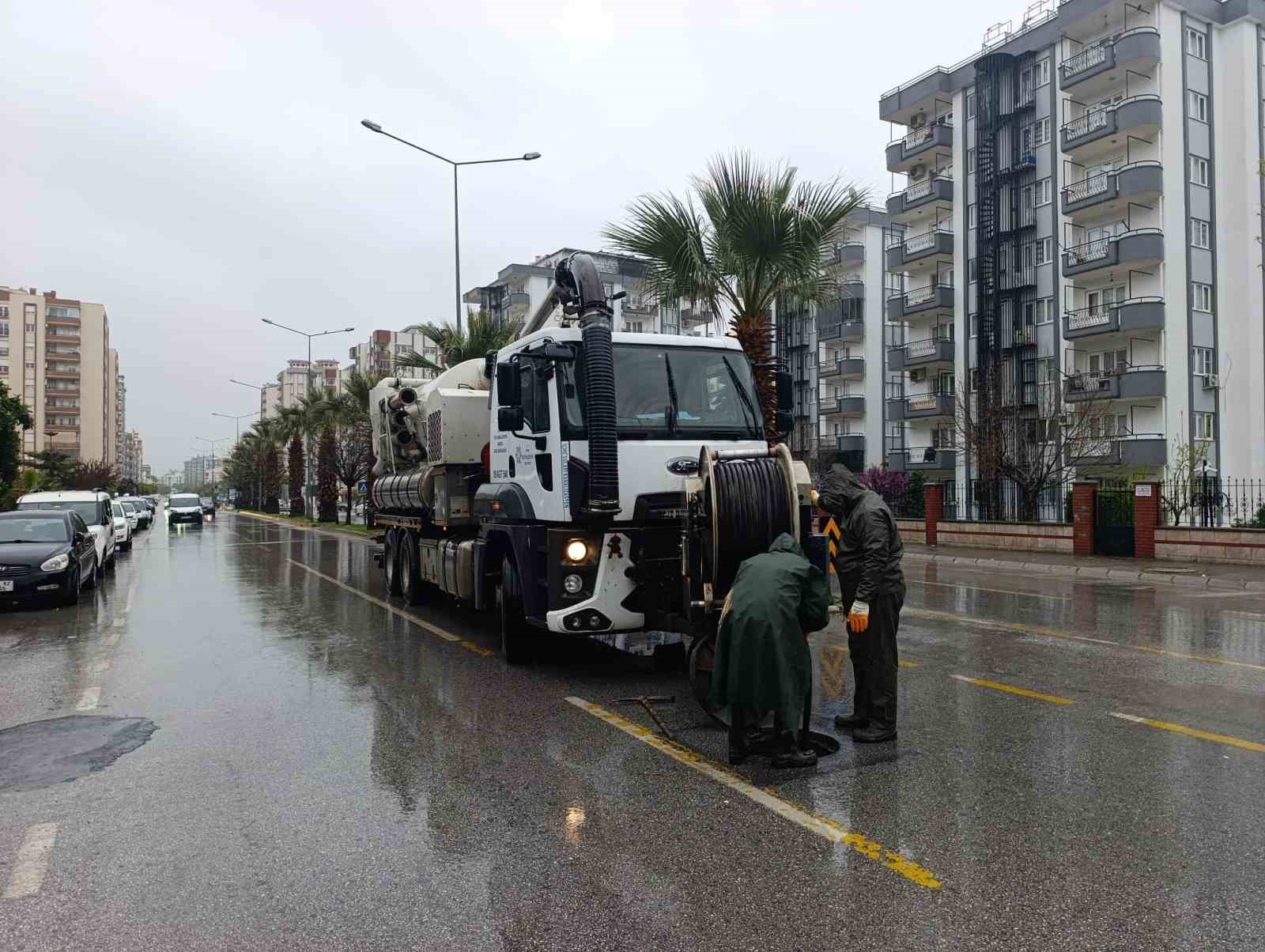 Aydın Büyükşehir Belediyesi ve ASKİ ekipleri yağışa karşı teyakkuzda