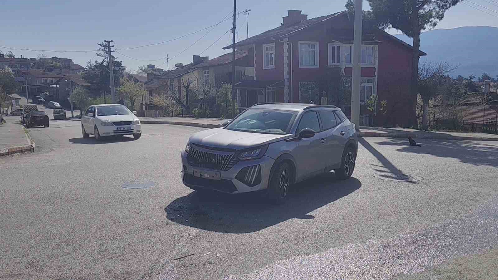 İki otomobilin çarpıştığı kazada 3 kişi yaralandı