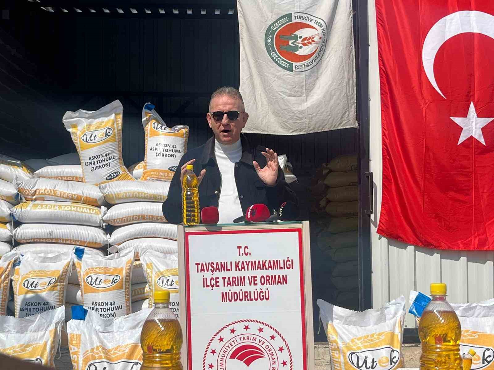 Tavşanlı’da 114 çiftçiye yüzde 75 hibeli Aspir tohum desteği