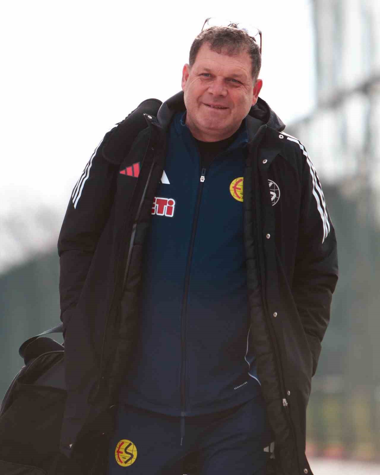 Eskişehirspor, Karşıyaka deplasmanı i&ccedil;in yola &ccedil;ıktı
