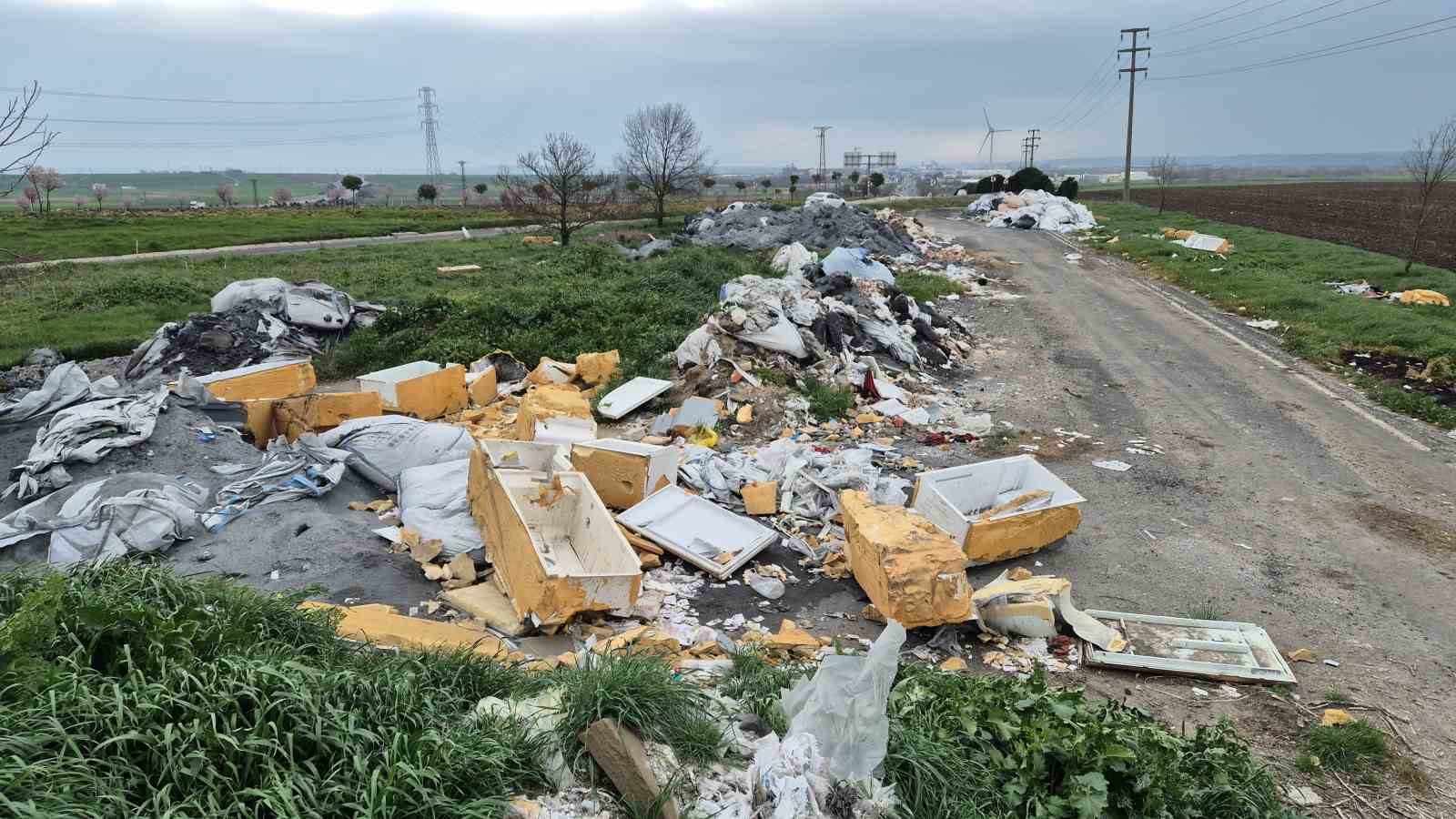 Tekirdağ’da kamyon kamyon atık döküldü