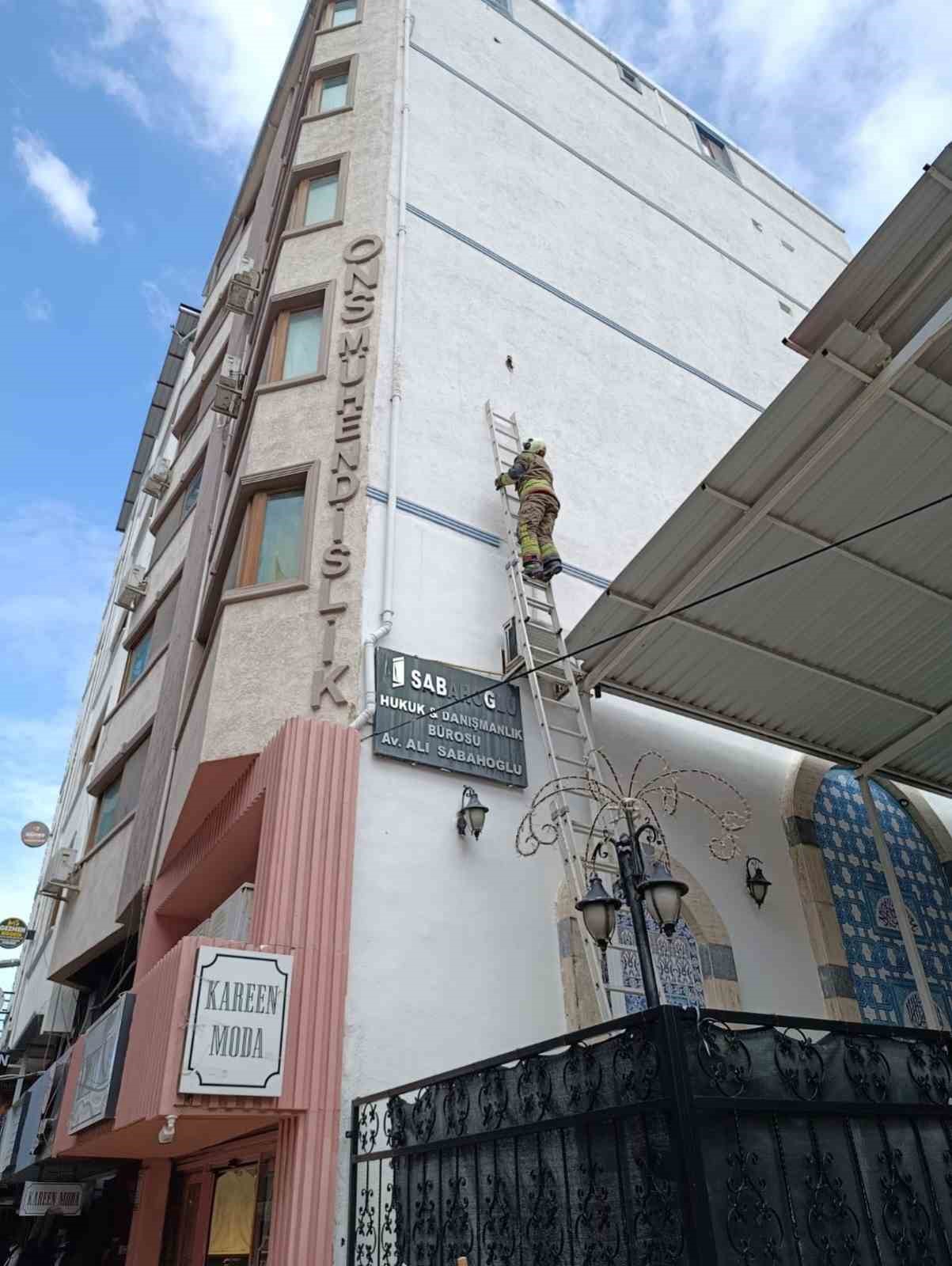 İskenderun’da ipe dolanan kuş kurtarıldı