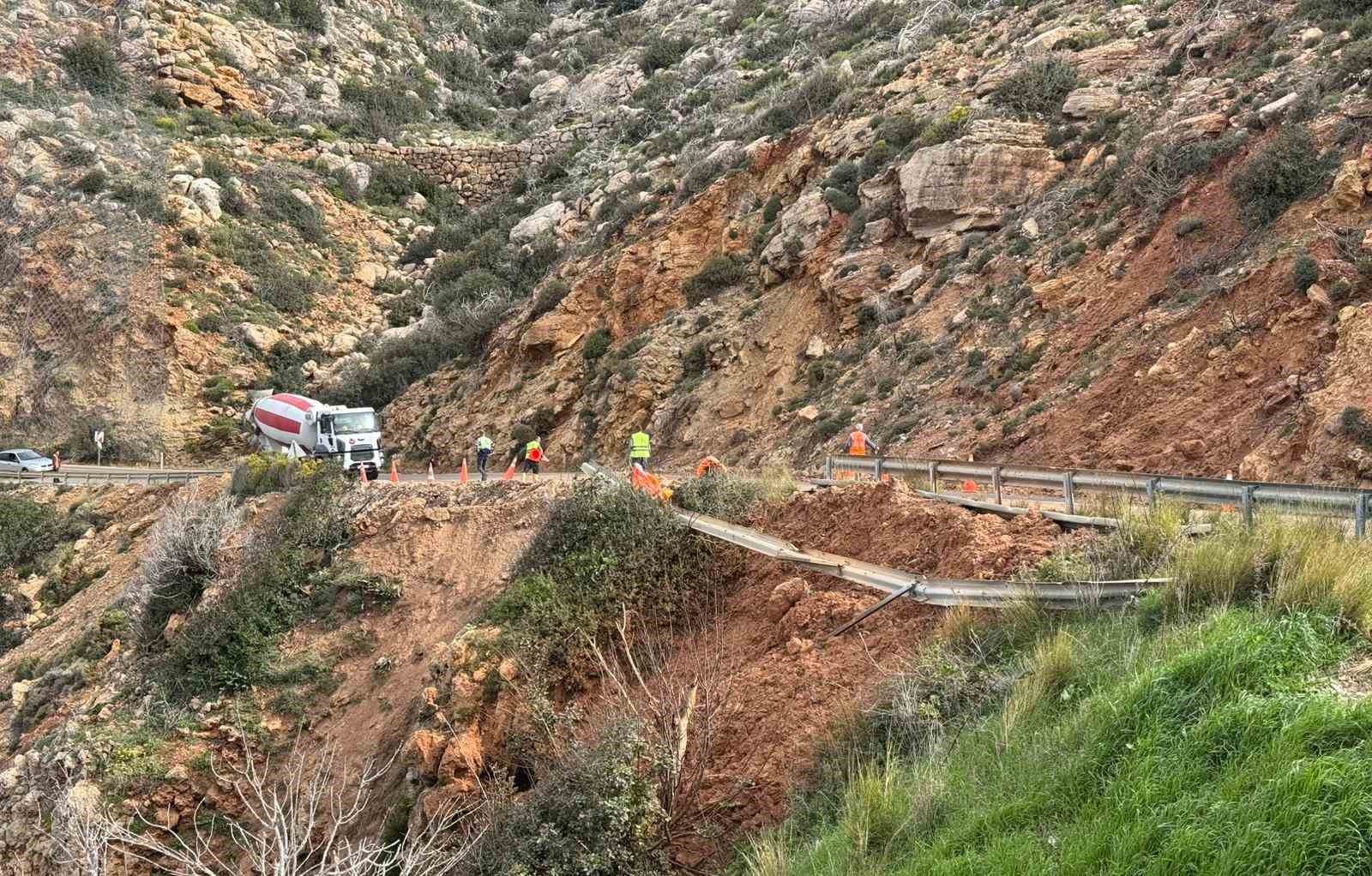 Mersin’de çöken yolda çalışmalar sürüyor: Mersin-Antalya yolunda trafik kontrollü sağlanıyor