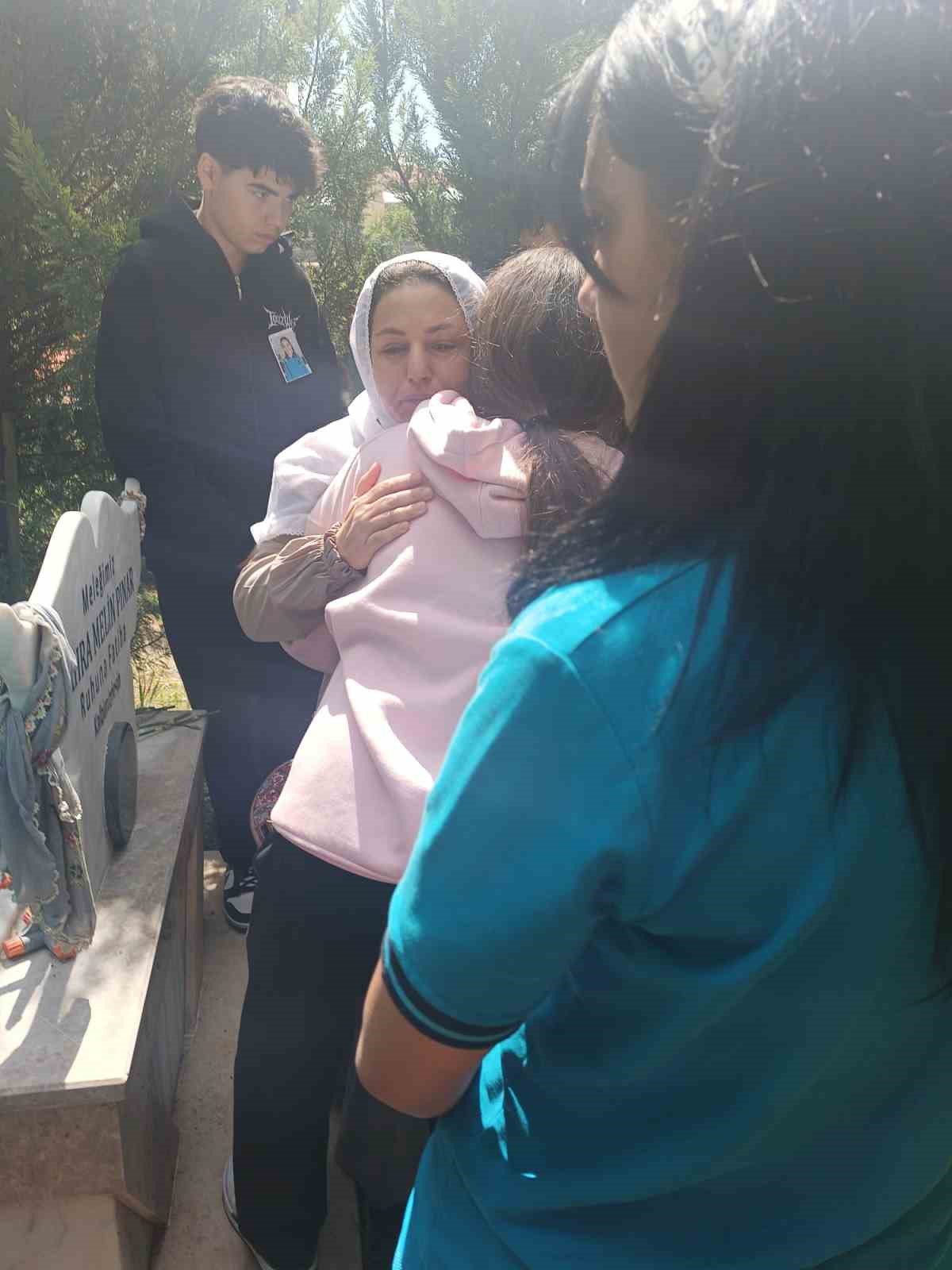 K&ouml;pekten ka&ccedil;arken kamyonun altında kalarak &ouml;lm&uuml;şt&uuml;, sınıf arkadaşlarının vefası anneyi duygulandırdı
