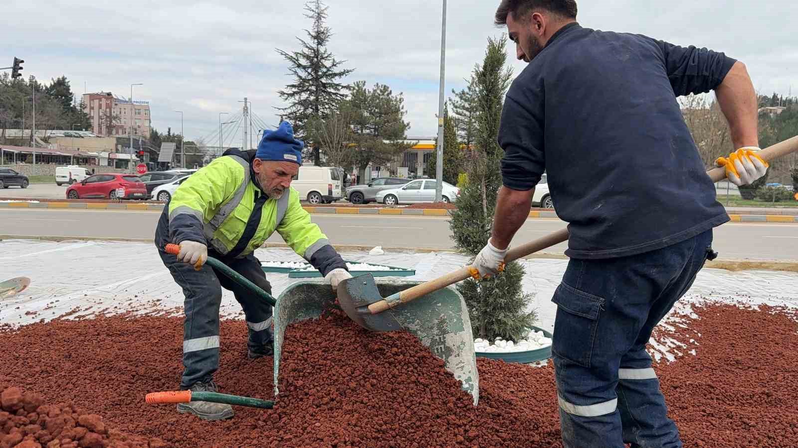 Karab&uuml;k Belediyesi kavşaklara estetik kazandırmaya devam ediyor

