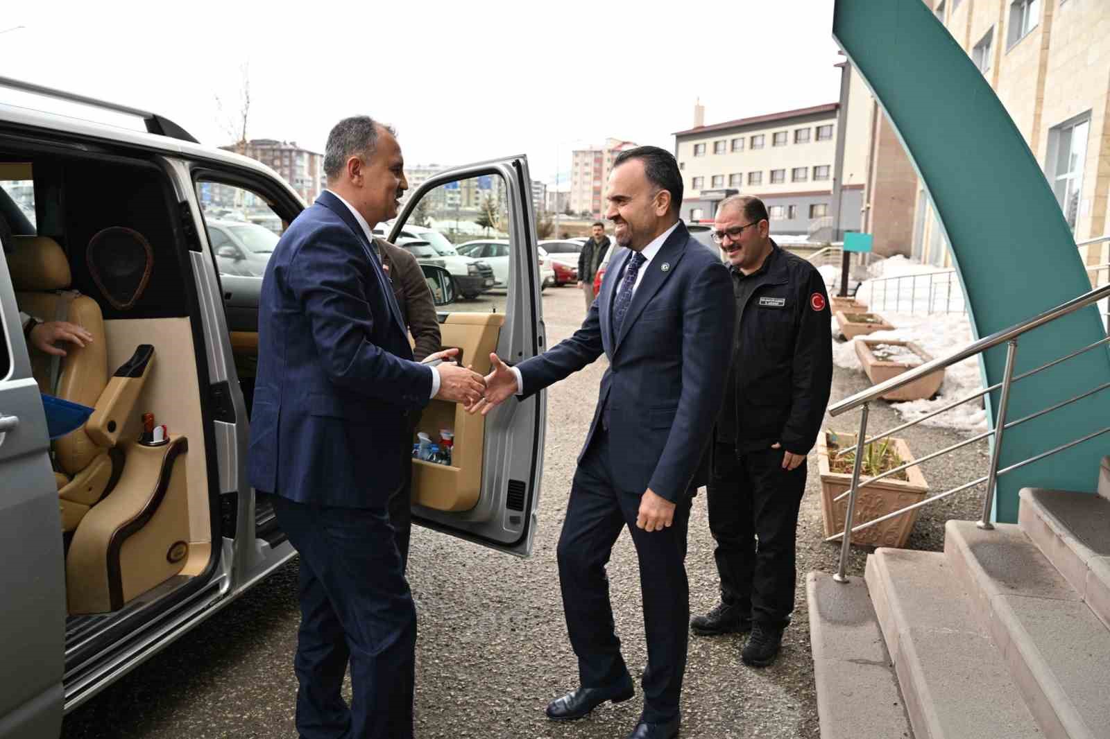 Ağrı Valisi Bozkurt’tan Erzurum’da yoğun temas trafiği