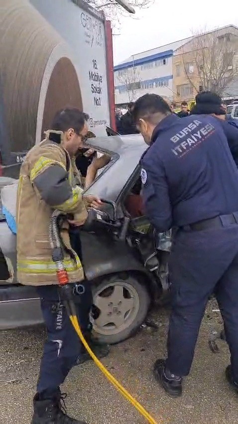 2 aracın karıştığı kazada 4&rsquo;&uuml; &ccedil;ocuk 9 kişi yaralandı
