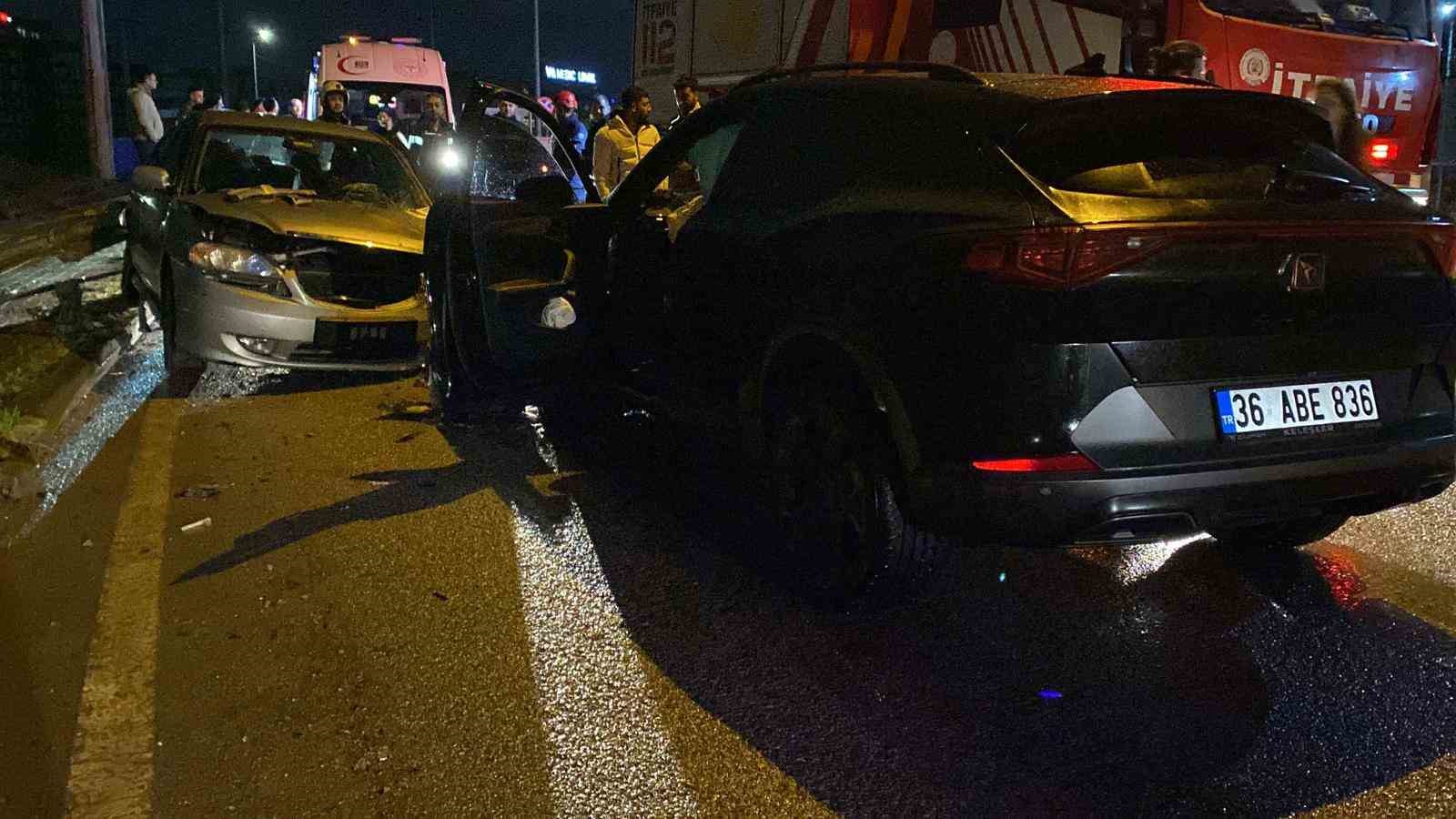 Yola d&ouml;k&uuml;len sıvı kazaya sebep oldu: 3 yaralı
