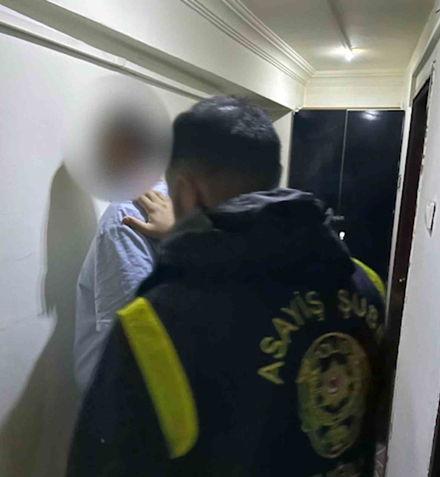 Yabancı turistlerin kredi kartlarını k&ouml;t&uuml; ama&ccedil;lı kullanan 4 ş&uuml;pheli yakalandı
