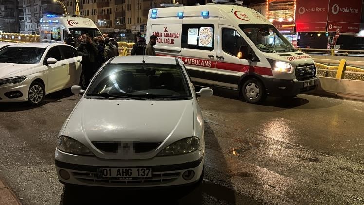 Motosiklet, otomobile arkadan &ccedil;arptı: 2 yaralı
