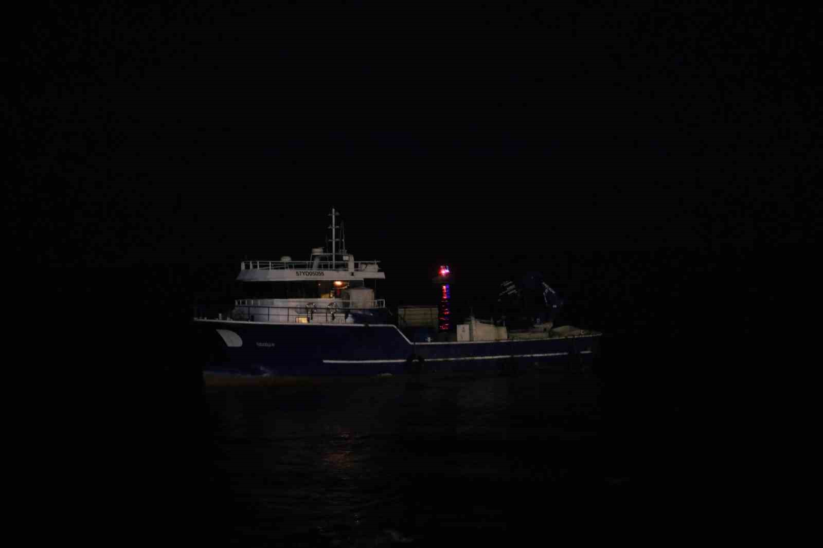 Rize&rsquo;de kafes balık&ccedil;ılığında kullanılan balık&ccedil;ı motoru karaya oturdu
