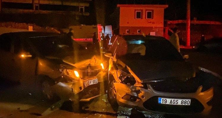 &Ccedil;orum&rsquo;da iki otomobil &ccedil;arpıştı: 6 yaralı

