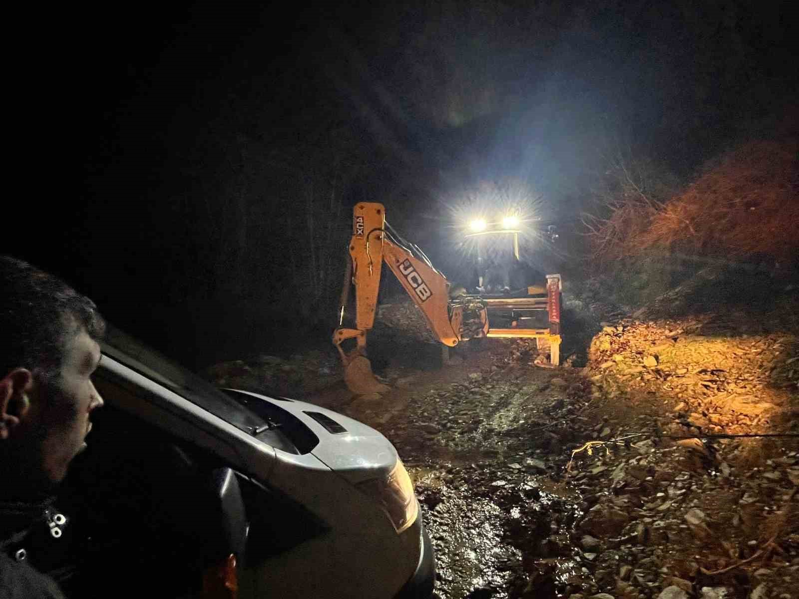 Navigasyonun yanılttığı 3 kişi, dağ yolunda ara&ccedil;la &ccedil;amura saplanarak mahsur kaldı
