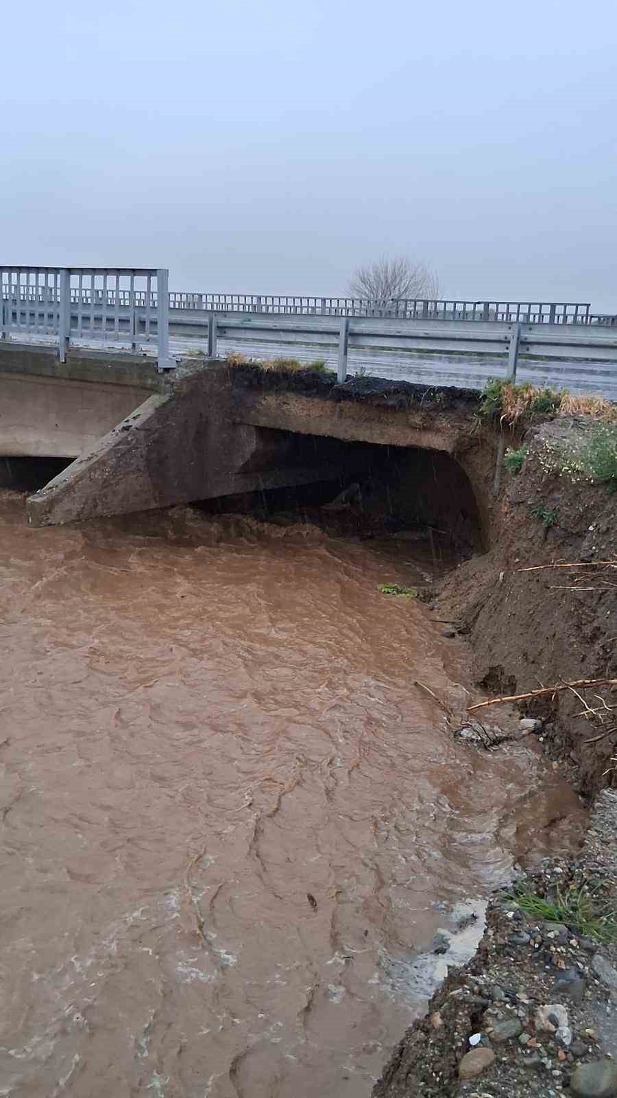 Manisa&rsquo;da aşırı yağışlar sebebiyle vatandaşlara kritik uyarılar
