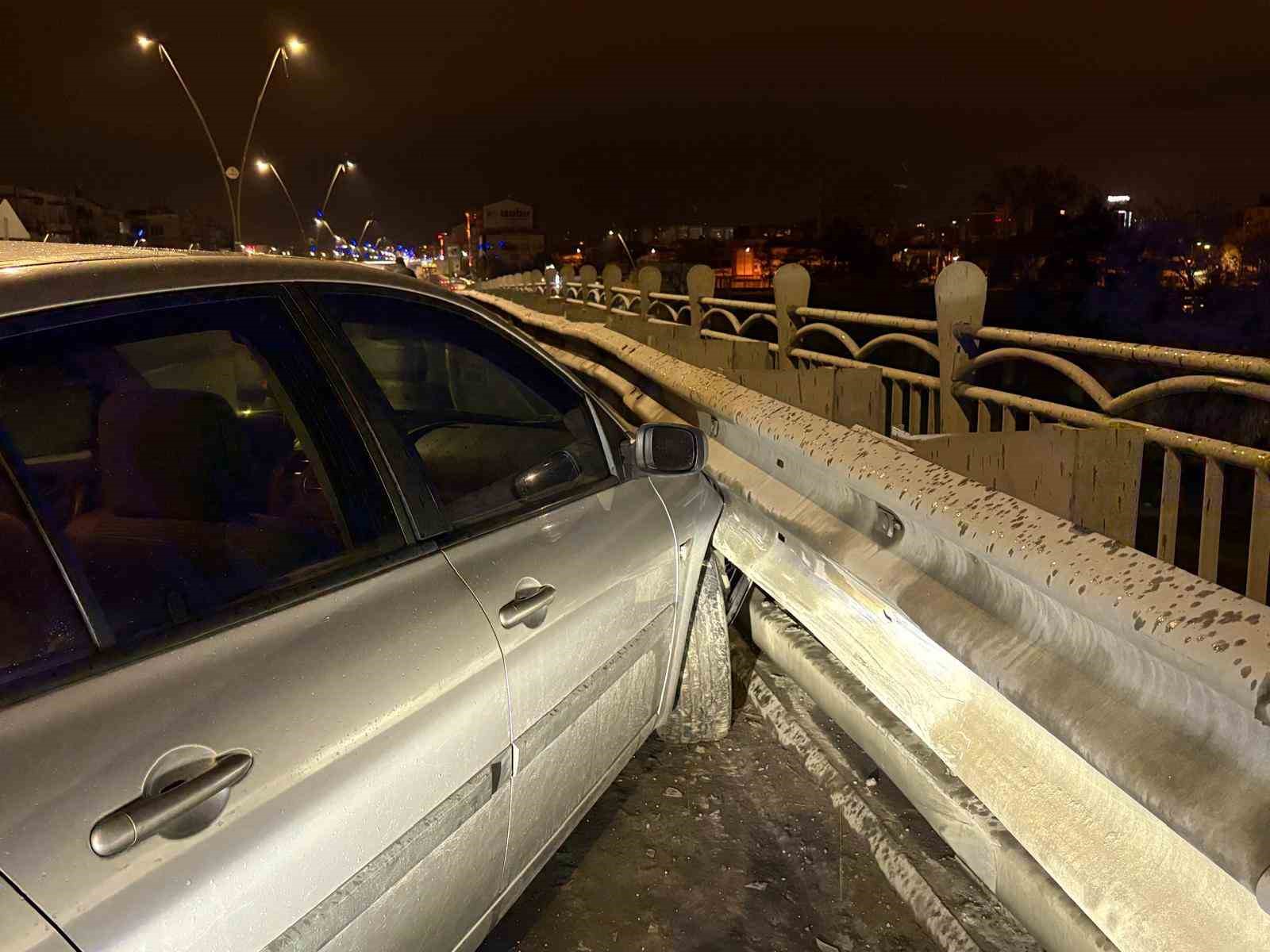 Alkoll&uuml; s&uuml;r&uuml;c&uuml; bariyerlere girdi: 25 bin TL ceza yazıldı
