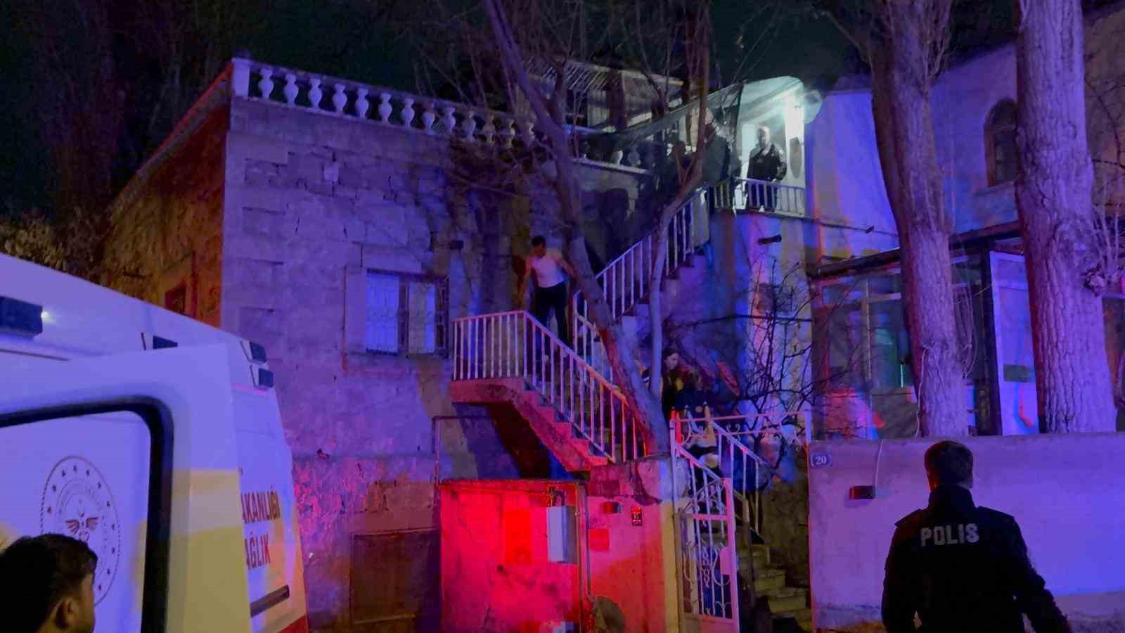 Kayseri’de bacağından yaralanan şahıs, ekiplerin ikazına rağmen tütün yaktı