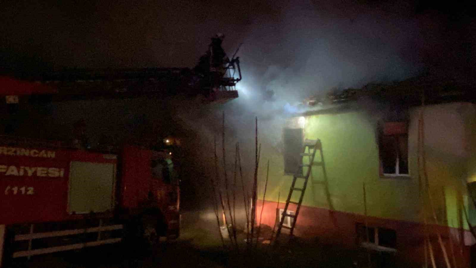 Erzincan&rsquo;da ev yangını
