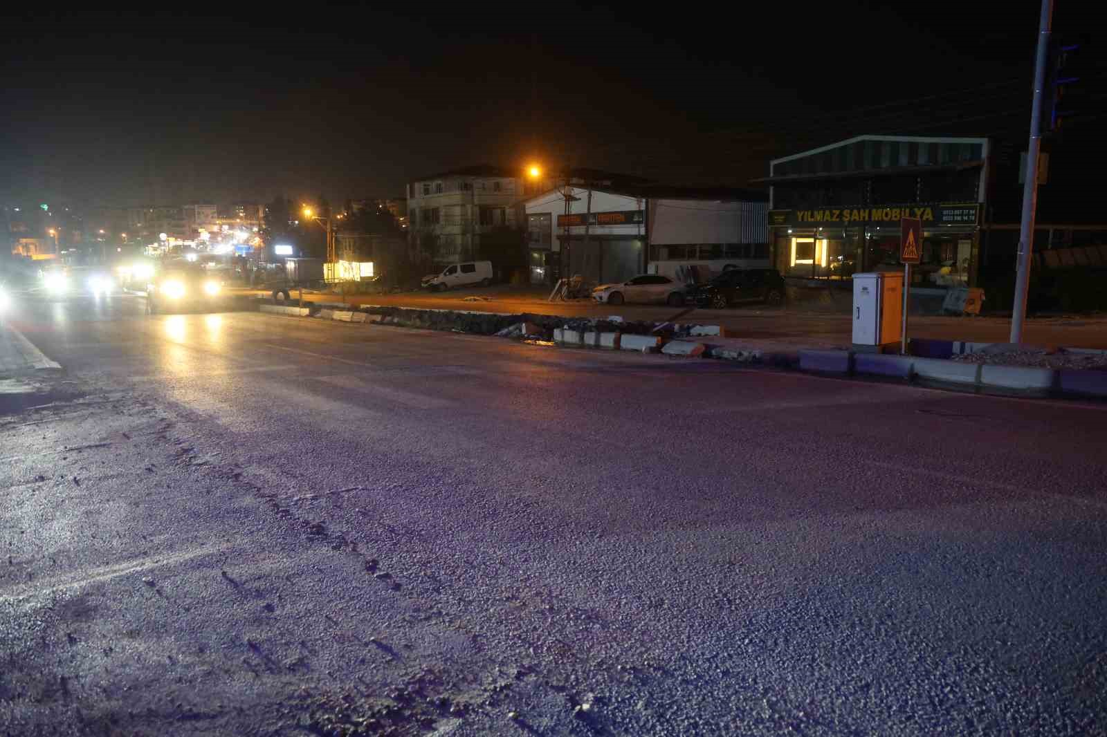 Karşıdan karşıya ge&ccedil;mek isteyen &ouml;ğrencilere &ccedil;arpmamak i&ccedil;in sola manevra yapan iş makinesi y&uuml;kl&uuml; tır s&uuml;r&uuml;c&uuml;s&uuml;n&uuml;n faciayı &ouml;nlediği anlar kamerada
