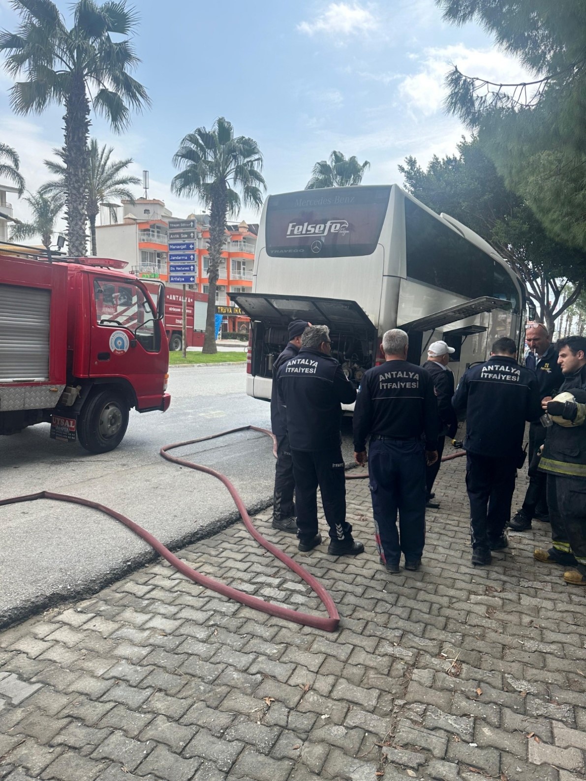 Park halindeki otob&uuml;s&uuml;n motor b&ouml;l&uuml;m&uuml;nde yangın &ccedil;ıktı
