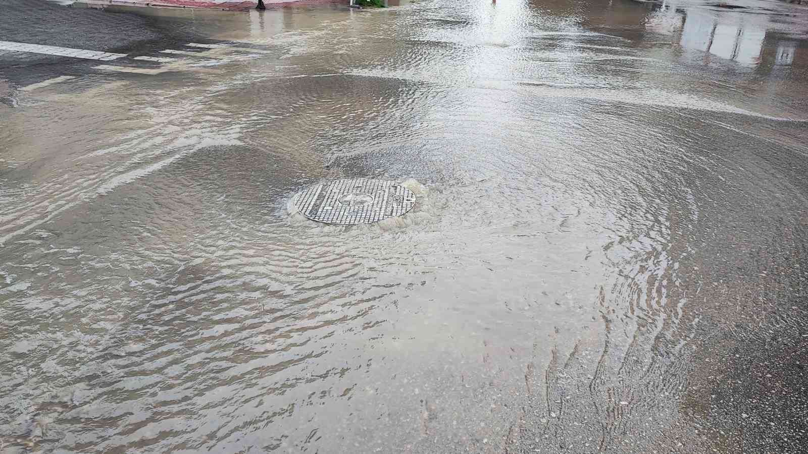 Adana’da içme suyu borusu patladı, cadde göle döndü