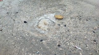 Adana&rsquo;da i&ccedil;me suyu borusu patladı, cadde g&ouml;le d&ouml;nd&uuml;
