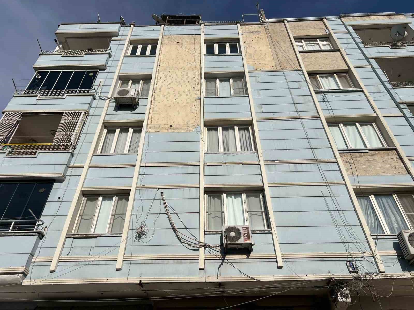 Binadan dökülen parçalar hastanelik etti