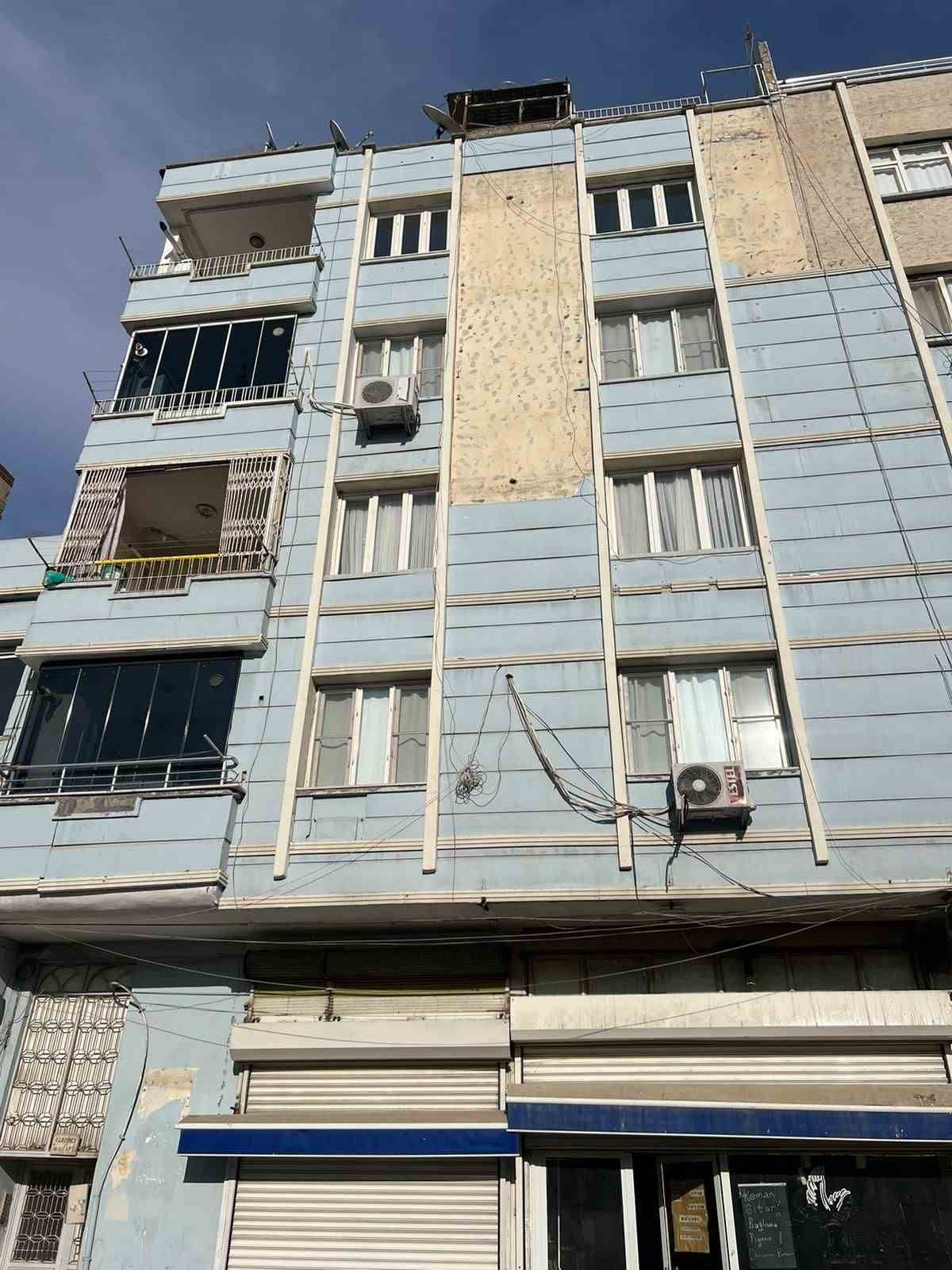 Binadan d&ouml;k&uuml;len par&ccedil;alar hastanelik etti
