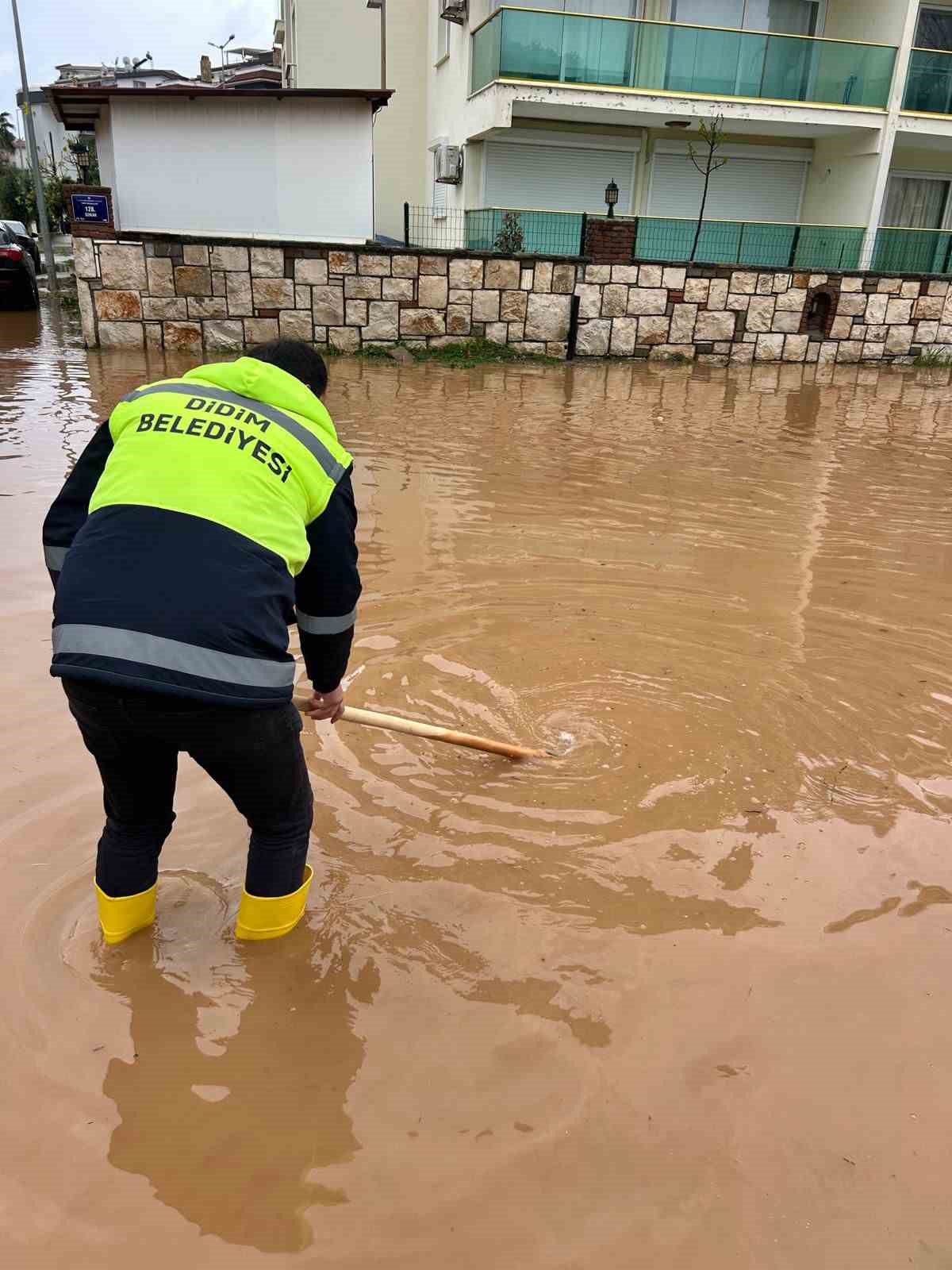 Didim Belediyesi t&uuml;m ekipleriyle sahada
