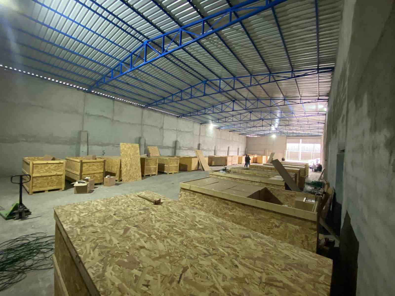 Makaronları sandık içine gizleyip montajladılar