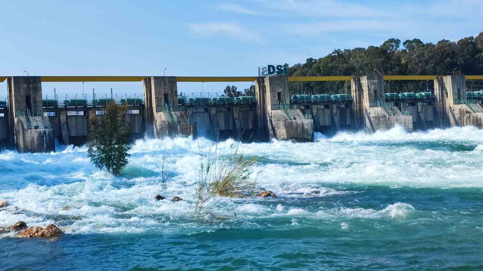 Seyhan Barajı’nda kapaklar açıldı: Çağlayan sular Seyhan Nehri ile buluştu